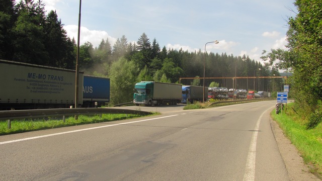 mezinárodní silnice I/11 u státní hranice CZ/SR protíná významný migrační koridor, ekodukt stále není postaven; foto: Tomáš Krajča