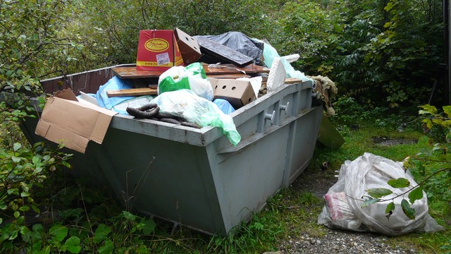 takto by to nemělo vypadat: kontejner se zbytky potravin na hřebeni Beskyd; foto: L.Machalová