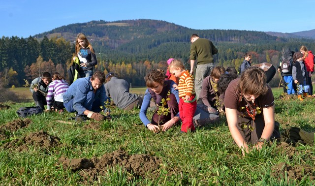 large number of volunteers participated in the planting of trees in a wildlife corridor; photo: Miroslav Kutal large number of volunteers participated in the planting of trees in a wildlife corridor; photo: Miroslav Kutal