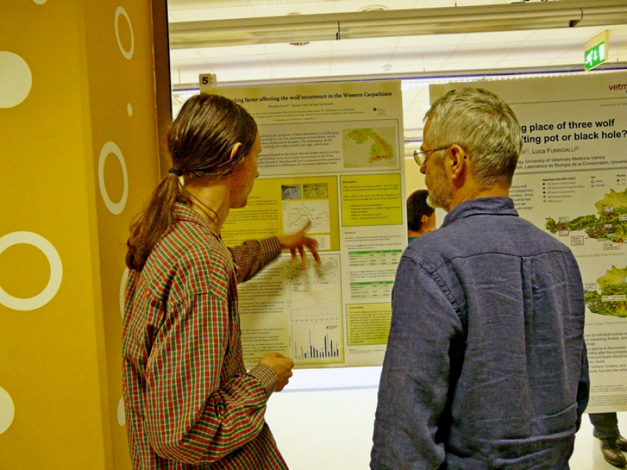 Mirek Kutal debatuje nad posterem s rakouským výzkumníkem