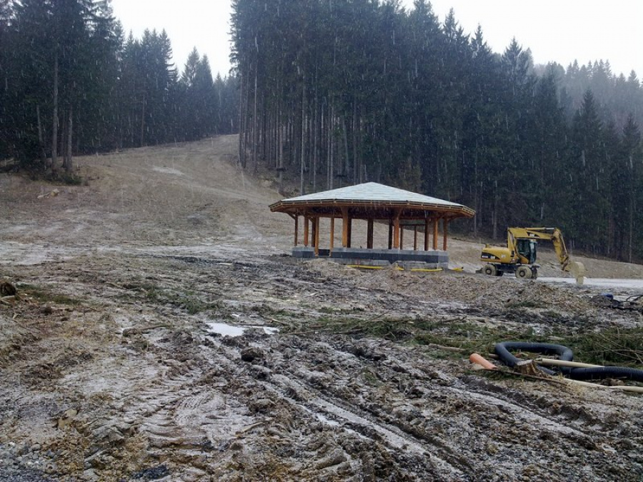 Pohled se spodu na nově zbudovanou ilegální sjezdovku