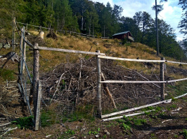 Nepovolený srub v Lužických horách má okolo sebe oplocenku; zdroj: Radek Kříček