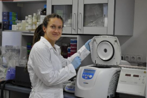 Barbora Gajdárová při zpracovávání vzorků rysa v molekulárně-genetické laboratoři, foto: Michal Gajdár