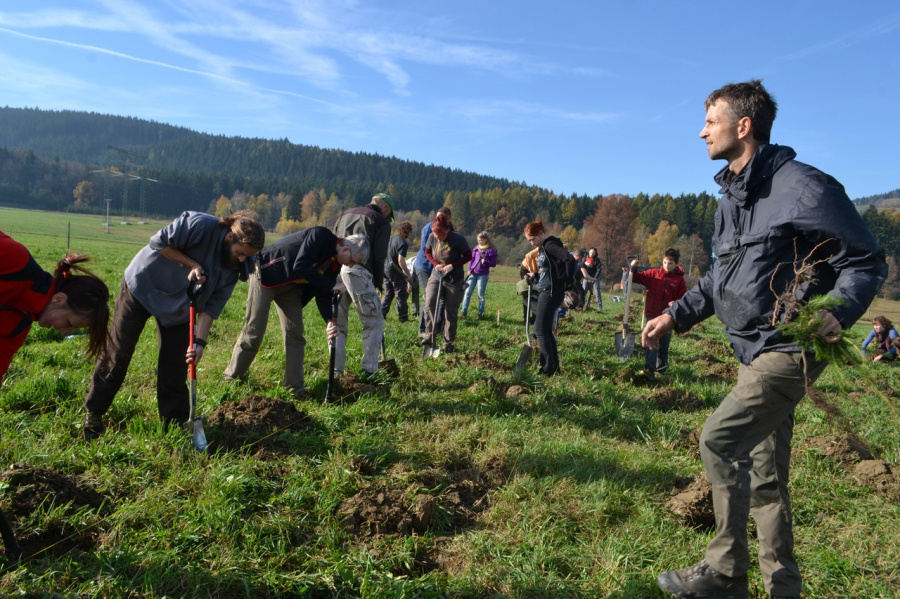  Dobrovolníci a místni obyvatelé vysazují první stromy v biokoridoru, důležitém pro migraci velkých šelem. 