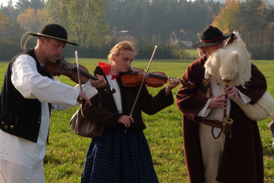  Hudební doporovod při zahájení výsadby zajistila místní folkorní skupina Goroli. 