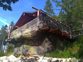 Nepovolený srub v Lužických horách s terasou; zdroj: Radek Kříček