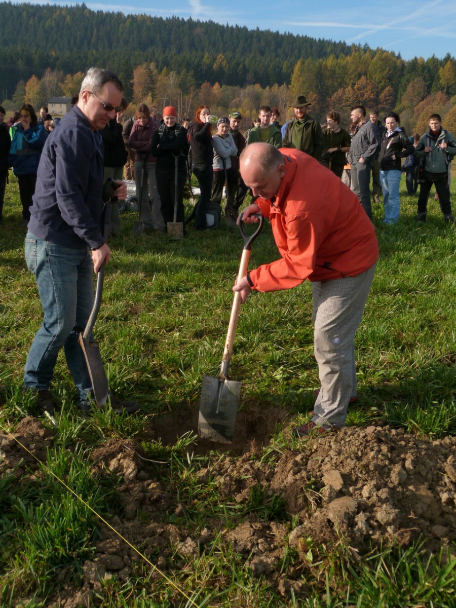 První strom - místní odrůdu jabloně symbolicky zasadil starosta města Petr Sagitarius (vlevo) a místostarosta a senátor Petr Gawlas (vpravo) 